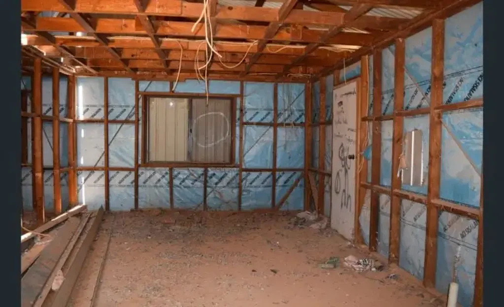 Coober Pedy BLANK CANVAS - INSULATED STEEL DWELLING - ADD FINISHING TOUCHES - FULLY FENCED