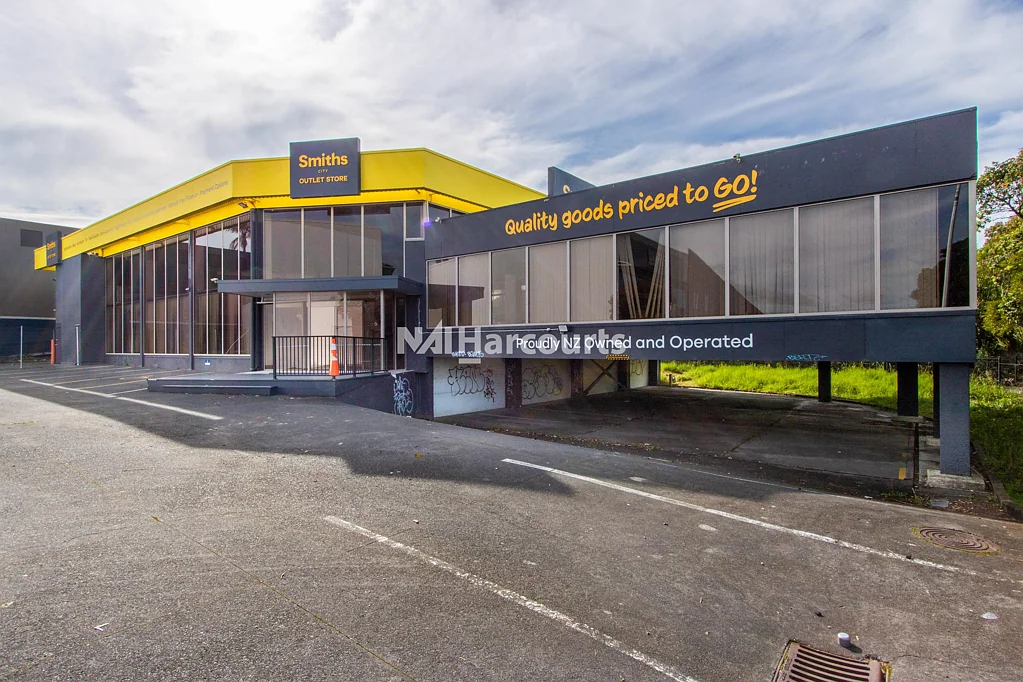 Wairau Valley High-Profile Showroom Next to Motorway