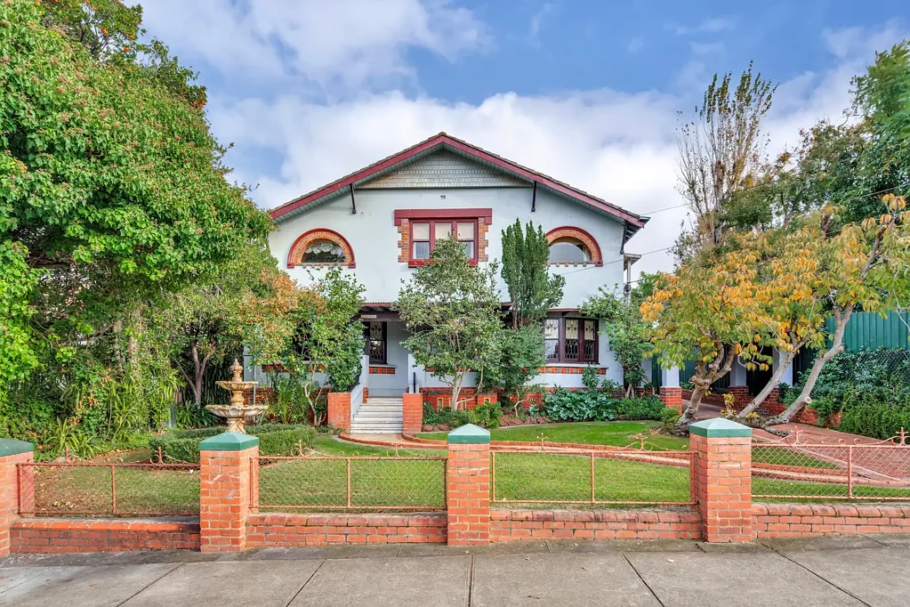 Aberfeldie 4部屋 “Rosedale” – Exquisite Circa 1920’s Californian Bungalow