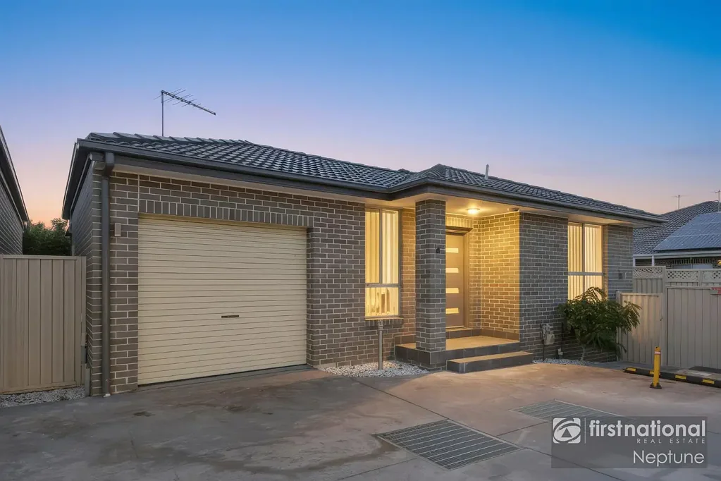 Wentworthville 2Moenga REFURBISHED FREESTANDING VILLA WITH A LOCK-UP GARAGE!