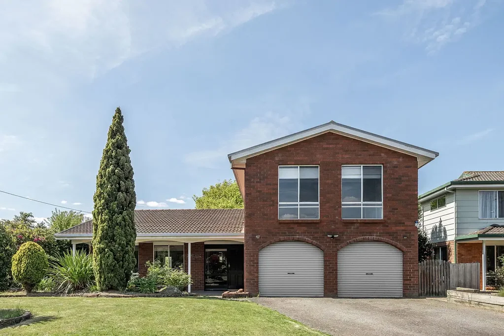 Riverside 4ਬੈੱਡਰੂਮ Large family home, views of the Tamar River and only a short walk to the Riverside Primary School