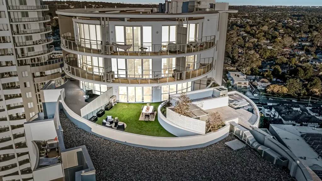 Castle Hill 3બેડરૂમ Perched high on the 17th floor, this impressive 222m² sub-penthouse defines luxury living and is an absolute must-see.