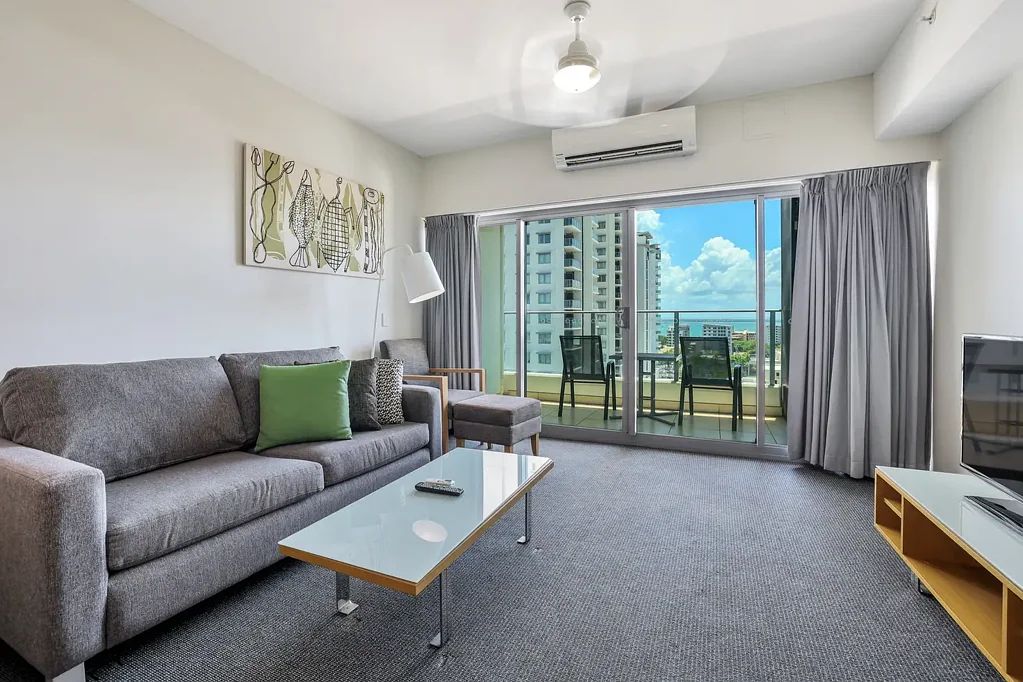 CONVENIENT CITY LIVING WITH SEA VIEWS!