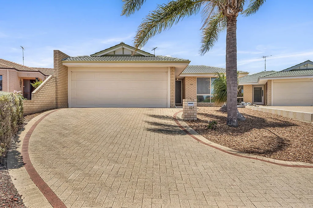 12A Garbin Place, Lake Coogee, WA 6166