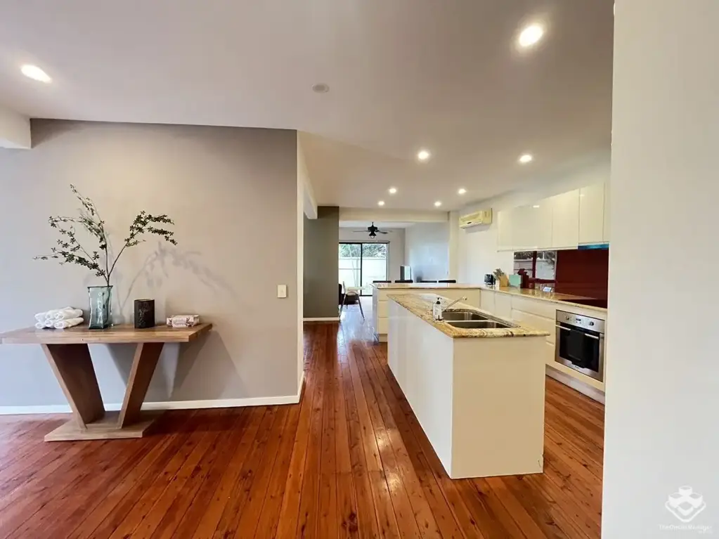 Surfers Paradise 6 Bedroom Luxury 3 storey House in central Surfers Paradise