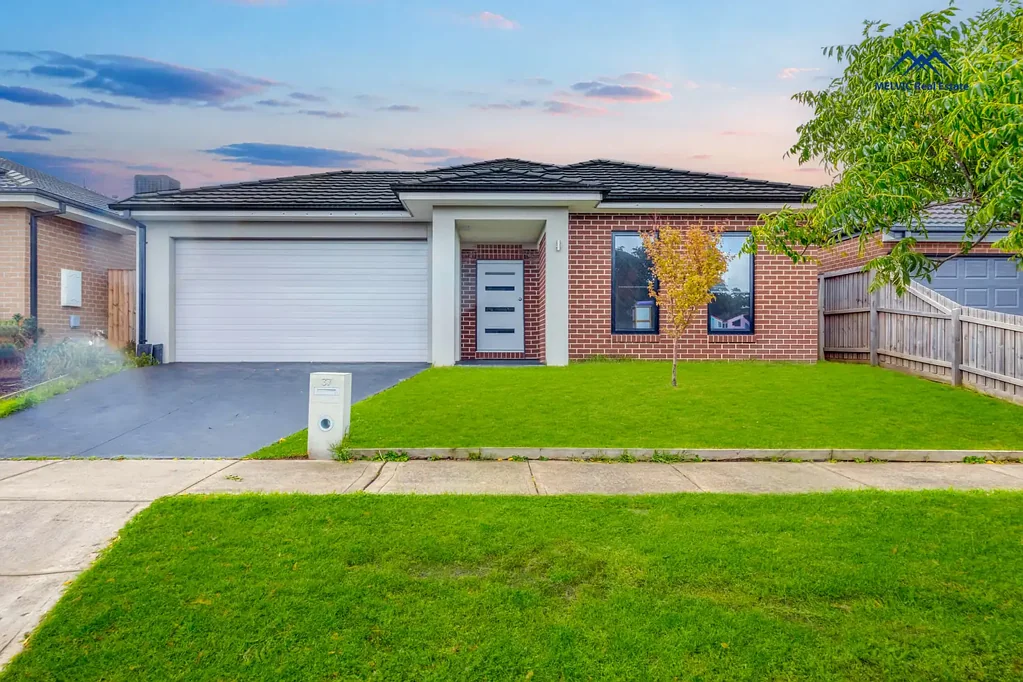 Elegant and Spacious Family Living !