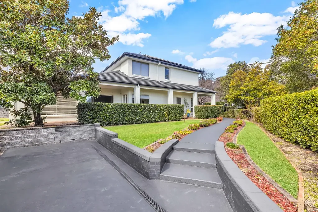 Kellyville Ridge 6房 占地752平方米的宽敞家庭娱乐住宅 | 六间卧室，多个起居区及 Kellyville Ridge 卓越的便利性。 Spacious Family Entertainer on 752sqm Land | Six Bedrooms, Multiple Living Areas & Outstanding Kellyville Ridge Convenience.