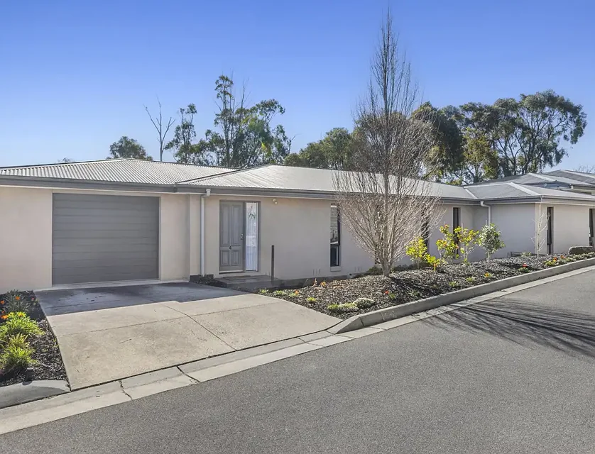 4/75 Hamilton Street, Gisborne, VIC 3437, 2 ਕਮਰੇ, 2 ਬਾਥਰੂਮ, Unit