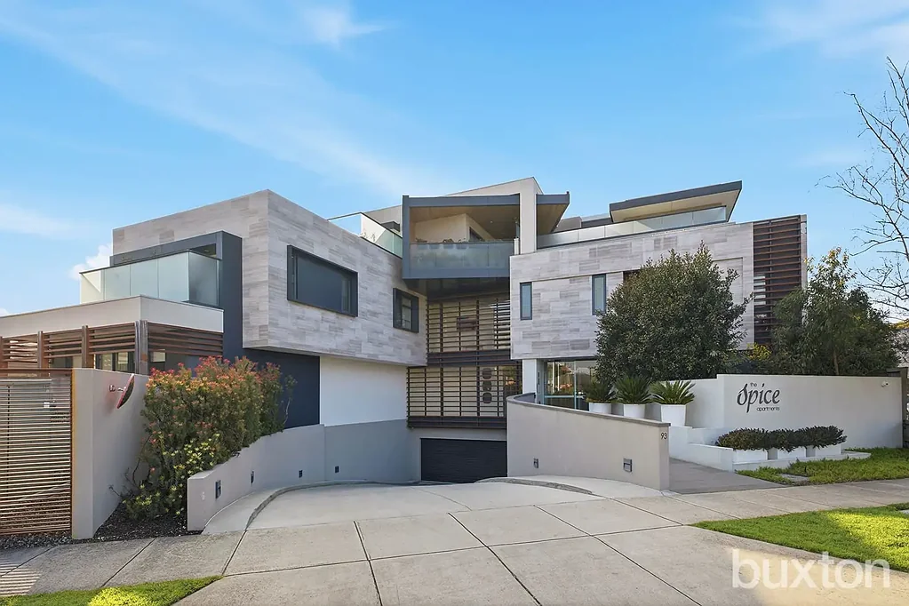 Secluded, Stylish & Sunlit Living 2 Bedroom  in the Heart of Carnegie