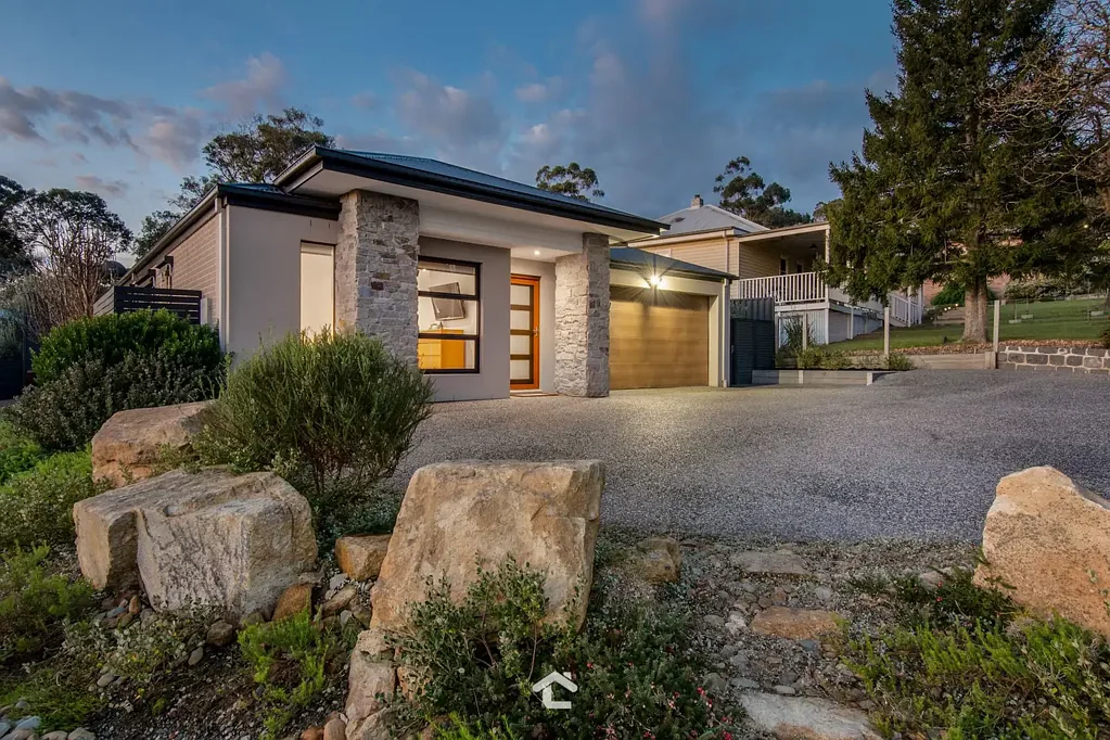 Ferntree Gully 3房  Modern Comfort, Quarter-Acre Freedom