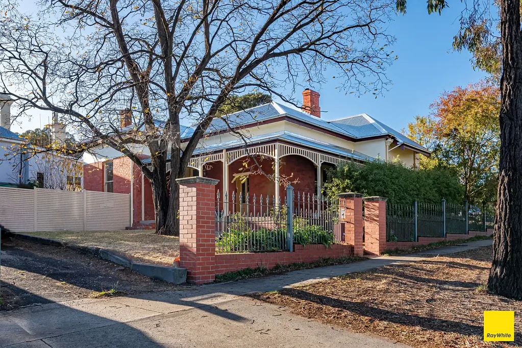 Freshly Renovated Home In Great Location!! - Gardener Included!