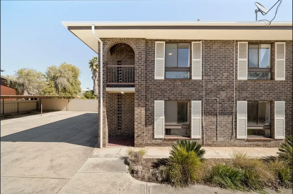 Fantastic location with 2 bedrooms and rear courtyard