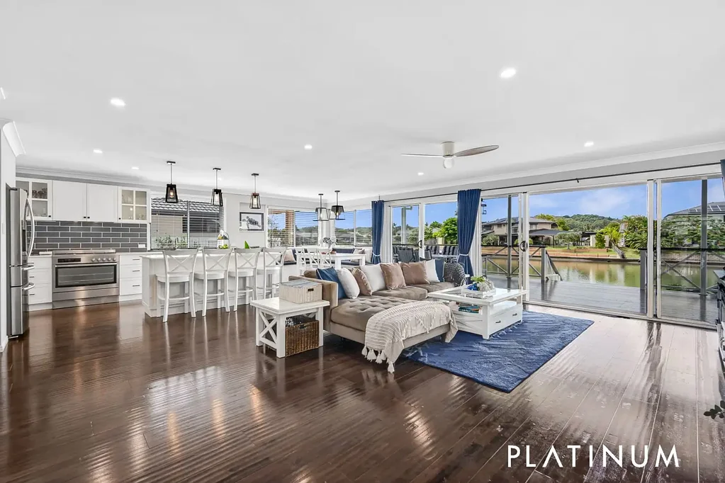 Currumbin Waters 4Zimmer Stunning Hamptons-Style East facing Waterfront Living