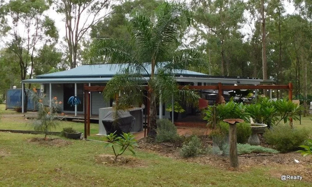 Nanango 2房 欢迎来到Nanango Brooklands Road，5英亩住宅，新油漆、户外娱乐区、太阳能系统、双推拉玻璃门、全电动车库、大菜园、雨水箱、学校巴士。 Established 5 acre property with lots of extras.