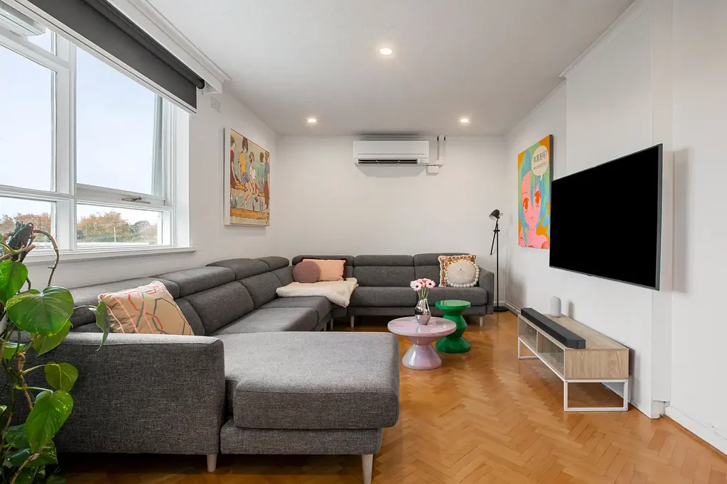 St Kilda East 2房 顶层壮景 采光充足 现代舒适 宽敞起居 阳台观景 翻新厨卫 双卧带柜 交通便捷 Alma Village Top Floor Apartment with Sweeping Views