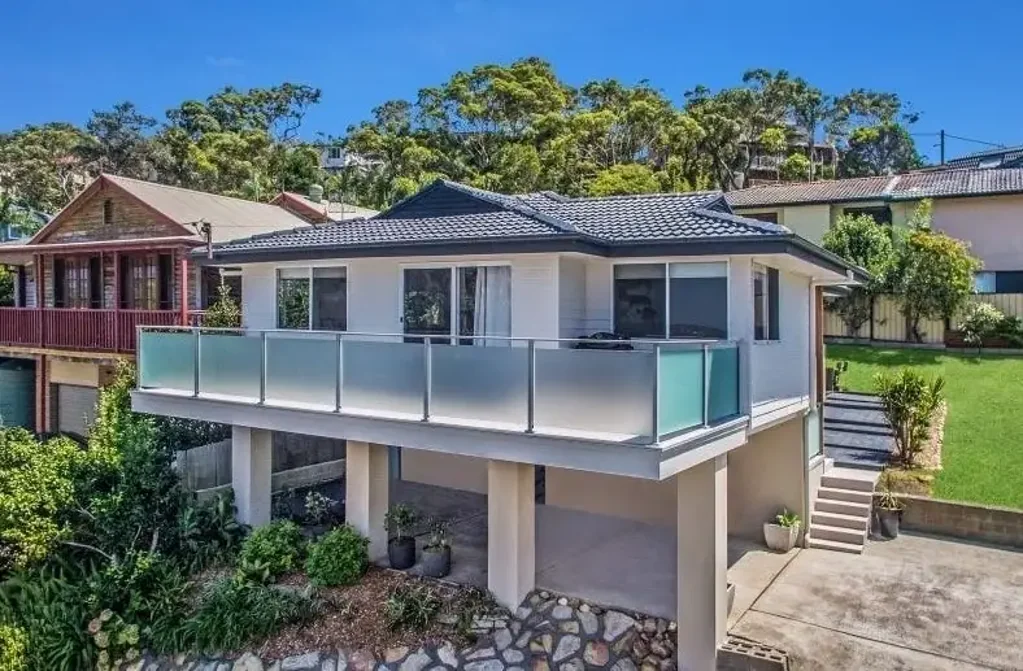 Bateau Bay 4ห้องนอน Coastal Comfort with Elevated Views to Terrigal