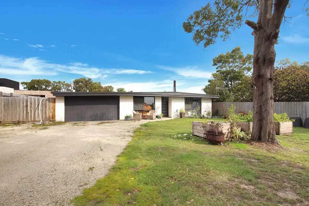 Inverloch 3침실 The Brief: A Solid, Updated Home on a Generous 779 m² Block