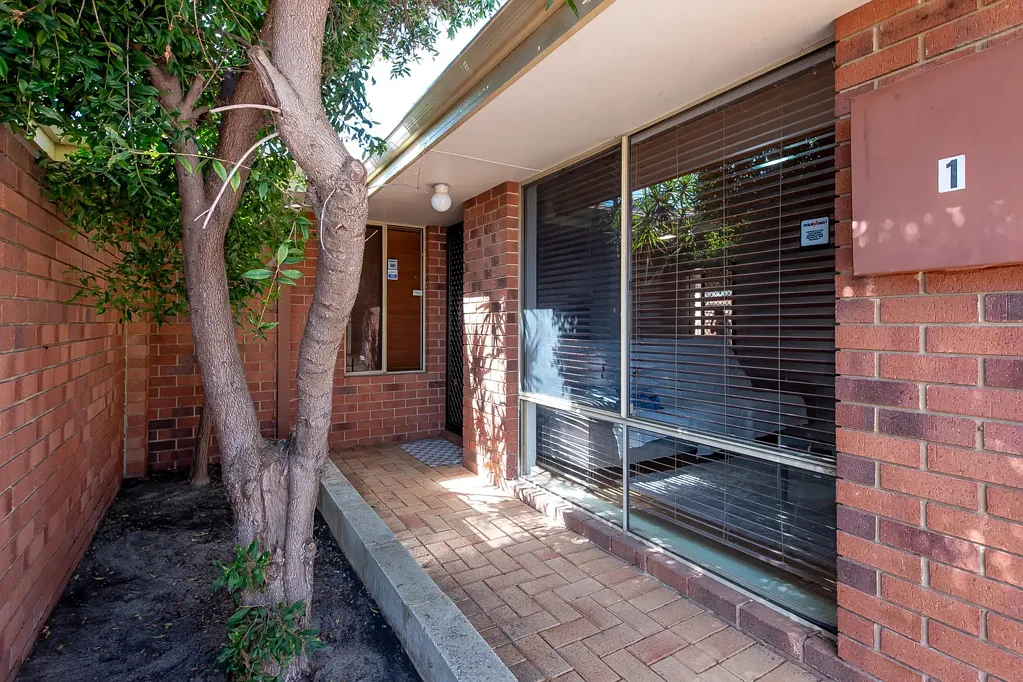 East Victoria Park 3房  Street Front 3x1 Villa in Prime Location!