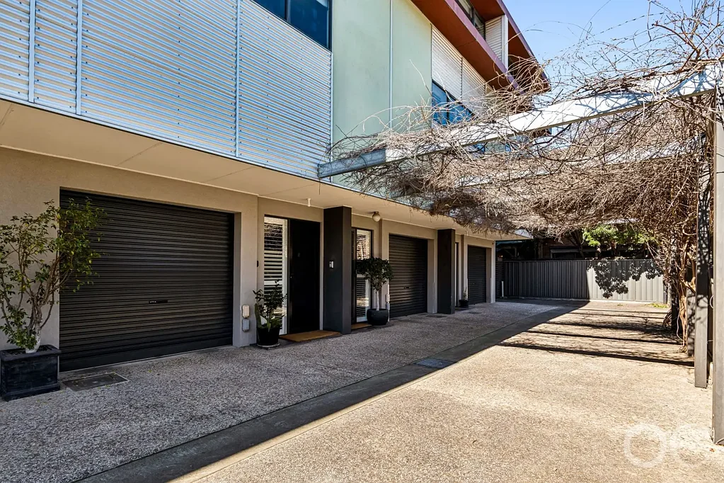 North Adelaide 3房  Open the Door to a Multi-Level City-Fringe Retreat Capped by a Special Rooftop View