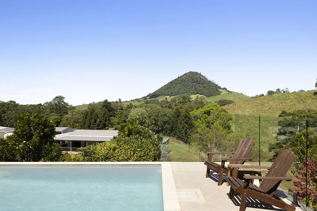 Pinbarren 4 Bedroom A Private Equestrian Estate With Mount Pinbarren As Your Horizon
