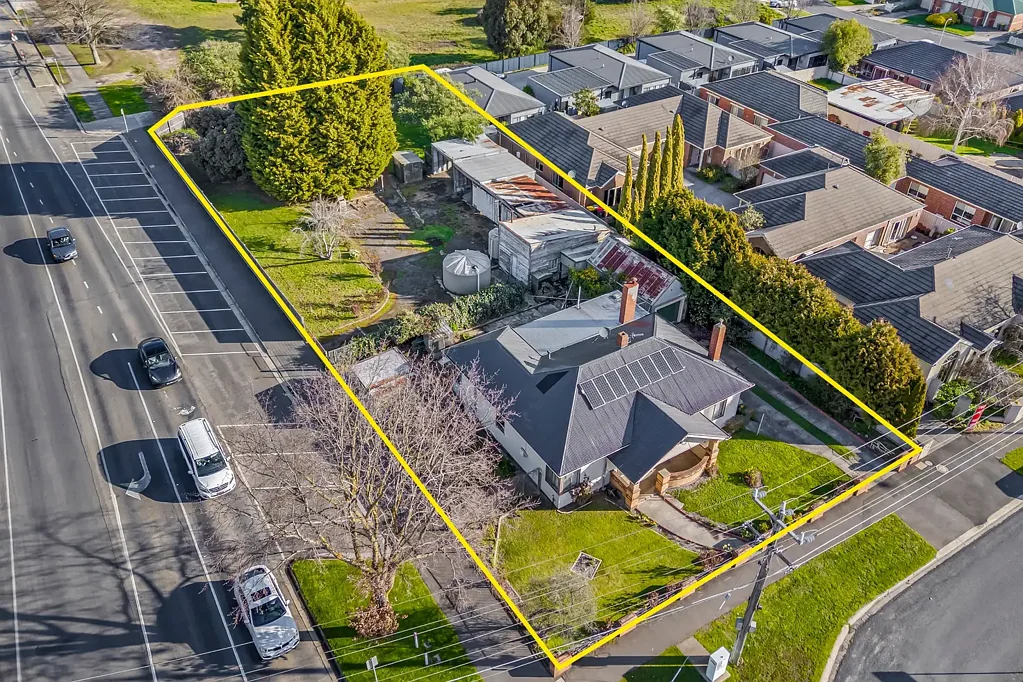 Ballarat East 3 Bedroom RENOVATE & EXTEND - OR DEVELOP - OR DO BOTH!