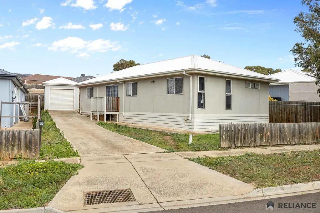 Bacchus Marsh 3房 保养良好 433m²地块 优质地板 宽敞后院 三卧大浴 安全车库 冷暖空调 实用厨房 独立洗衣房 Perfect Location with Comfort & Low-Maintenance Appeal