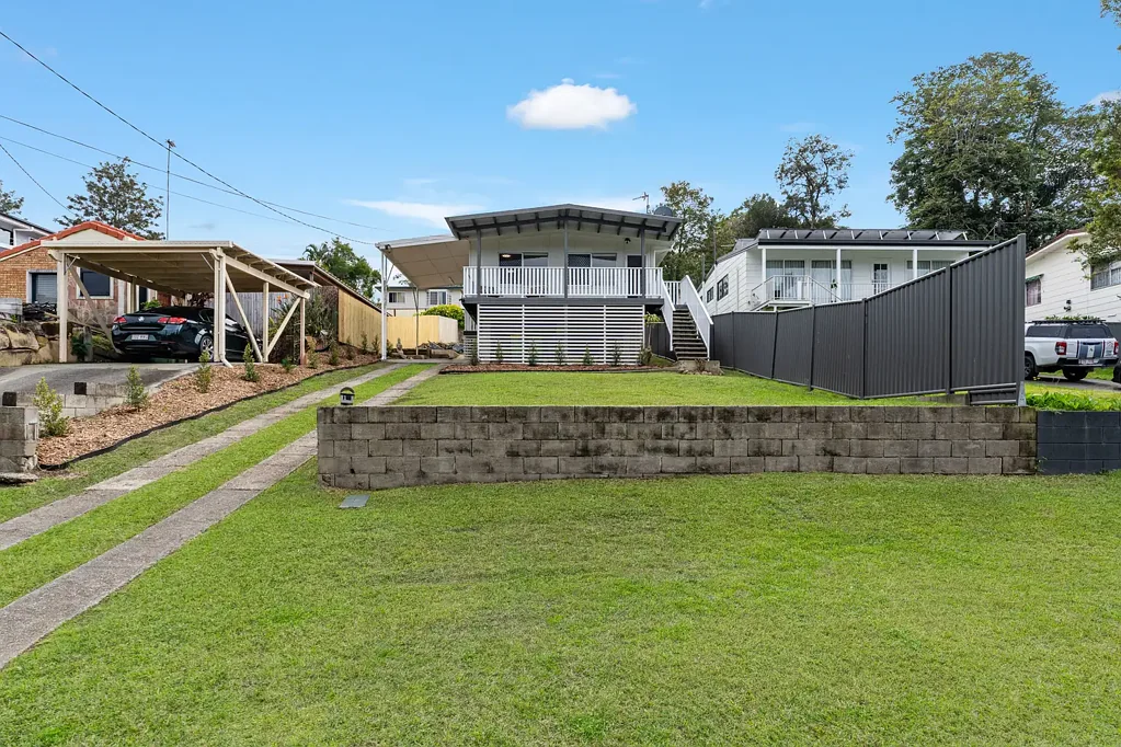 Ashmore 3房  Warm, Character-Filled Home on a Generous 539m² Block.