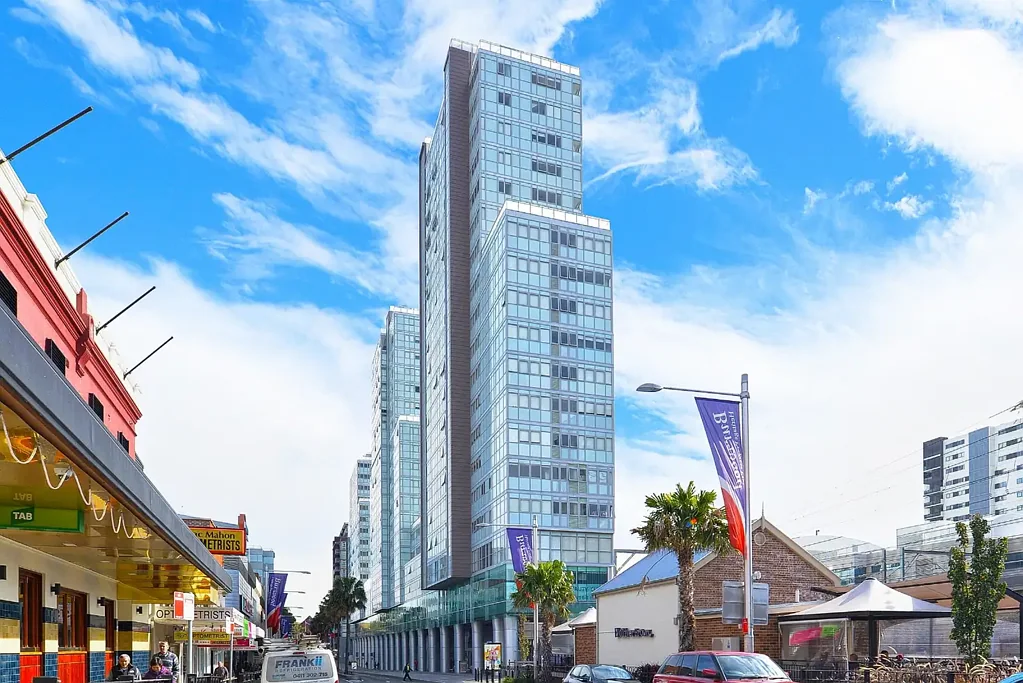 Large & Bright Two Bedroom Apartment !