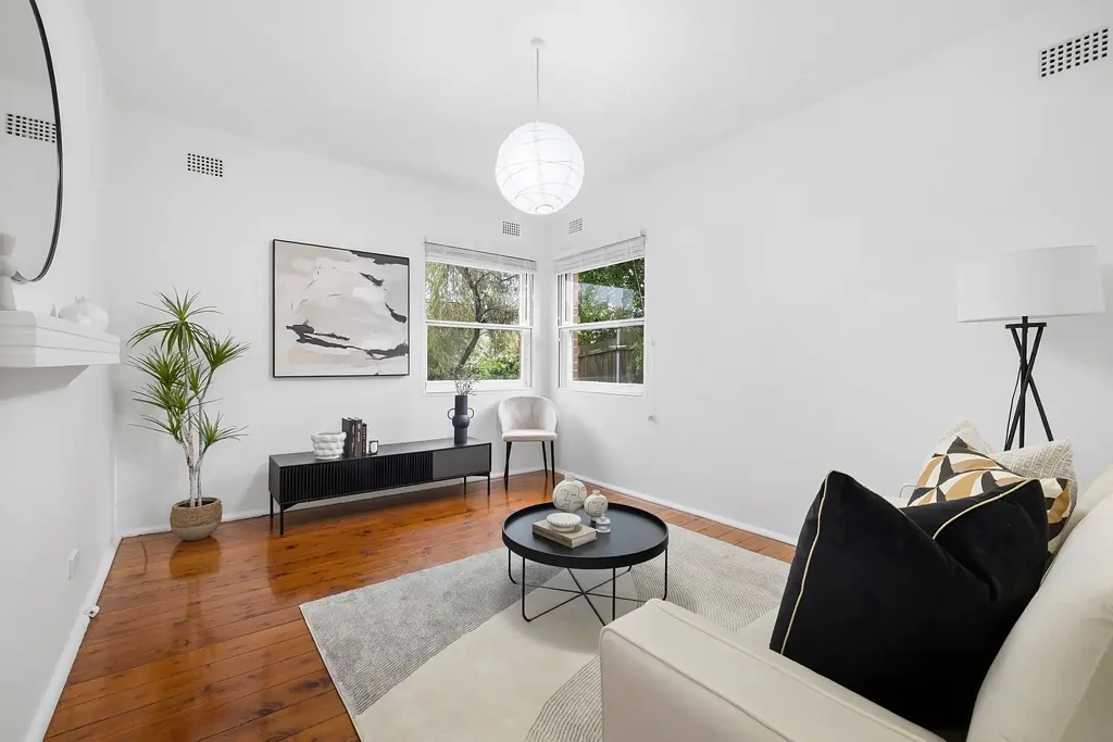 Drummoyne 2房 安静小区 2卧艺术装饰风格 高挑天花板 闪亮木地板 绿植景观 无缝连接户外 便捷侧门 步行生活圈 永恒经典优雅 Timeless Art Deco Charm in a Tranquil & Convenient Retreat