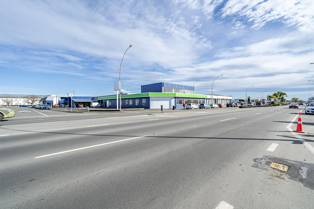 Invercargill High profile corner site on SH6