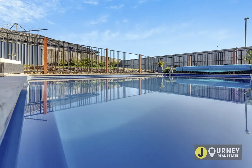 Clyde North 5房  Expansive Family Living with Room for Everyone & Pool!