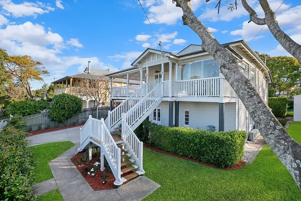 Sandgate 5બેડરૂમ A distinguished bayside residence on an elevated 792m² parcel