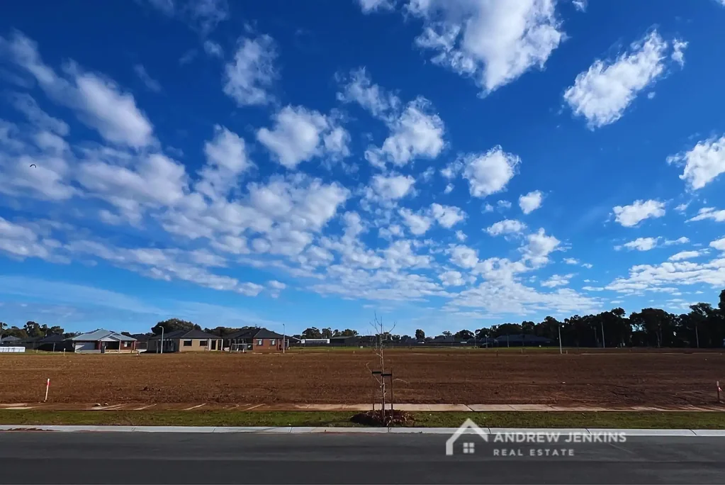Cobram Dream homesite on the edge of town!