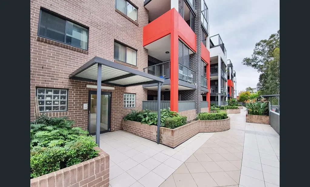 Modern 2-Bedroom Apartment with Balcony & Parking