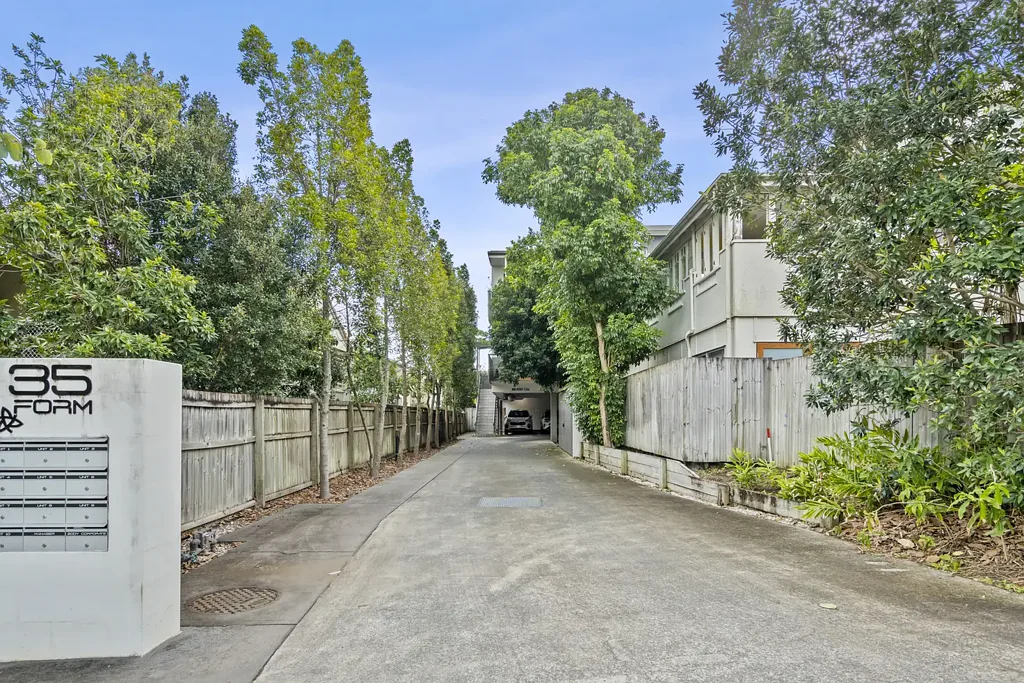 Holland Park West 3房 精品综合楼顶层 私密安全便利 宽敞私人阳台 绿树环绕鸟鸣 光线充足通风 高天花板 开放式起居 现代厨房洗碗机 三室带套间 主卧直通阳台 所有卧室带柜空调 浴缸淋浴洗衣 双门入口安全 步行交通餐饮 Peaceful Top Floor Retreat with a Tranquil Entertainer's Balcony!