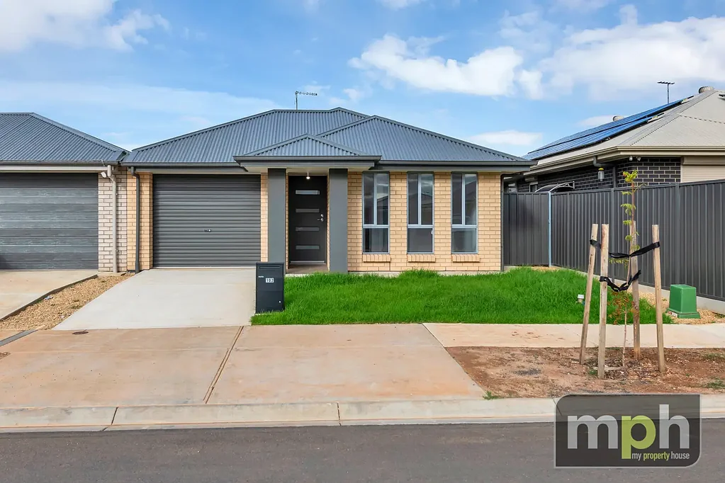 Modern Living in Munno Para Downs