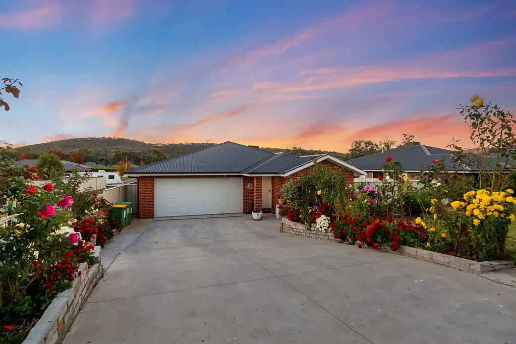 Spacious Family Living with Entertainer's Appeal in Hamilton Valley