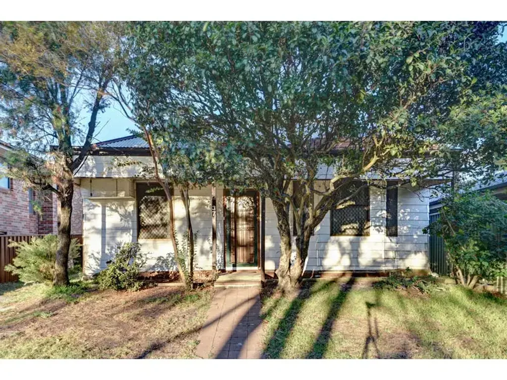 3-Bedroom Home with Spacious Backyard & Sunroom in Prime Rosebery Location