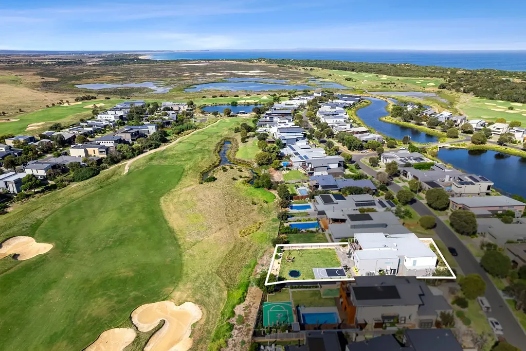 Torquay 5બેડરૂમ The Sands Most Sizeable Home on 1042sqm - Value Investment