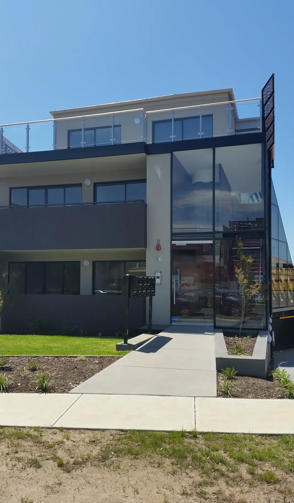 LUXURIOUS 2 BEDROOM APARTMENT