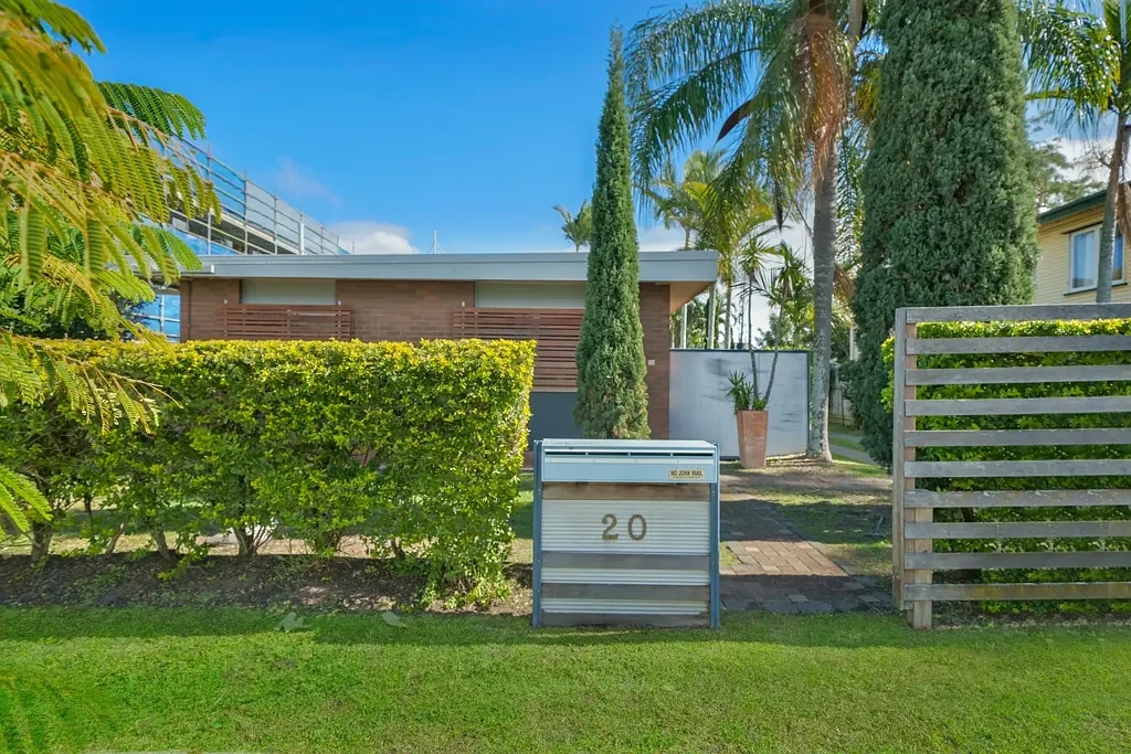 Well maintained 2 bedroom unit, with modern appliances