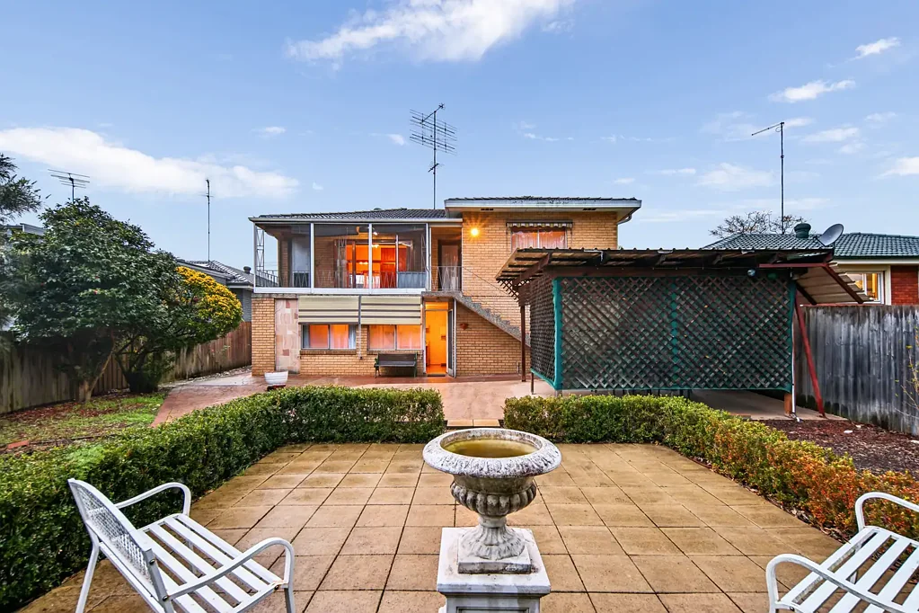 Cabramatta 4બેડરૂમ Multi-Generational Living with Blue-Chip Potential in Coveted Golf Course Precinct