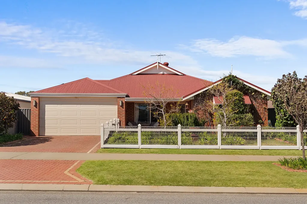 Baldivis 4બેડરૂમ Charming family home with Solar & Extra-Height Garage
