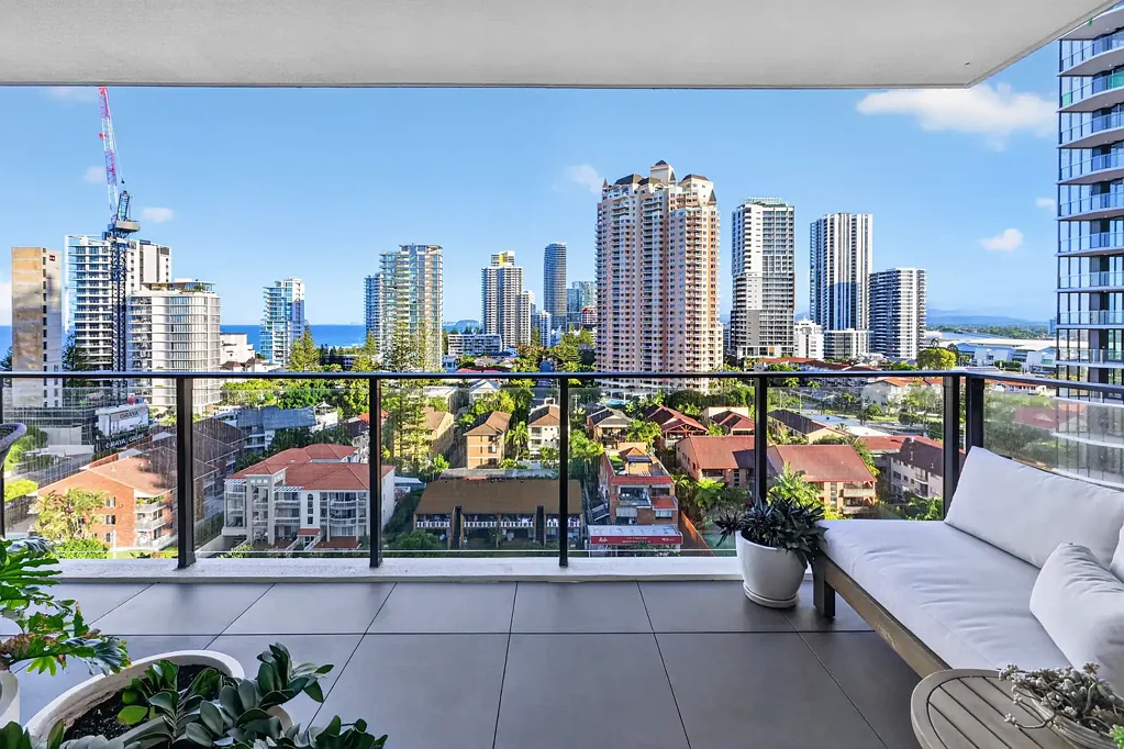 Broadbeach 2 Bedroom Great Location, Easy Living!