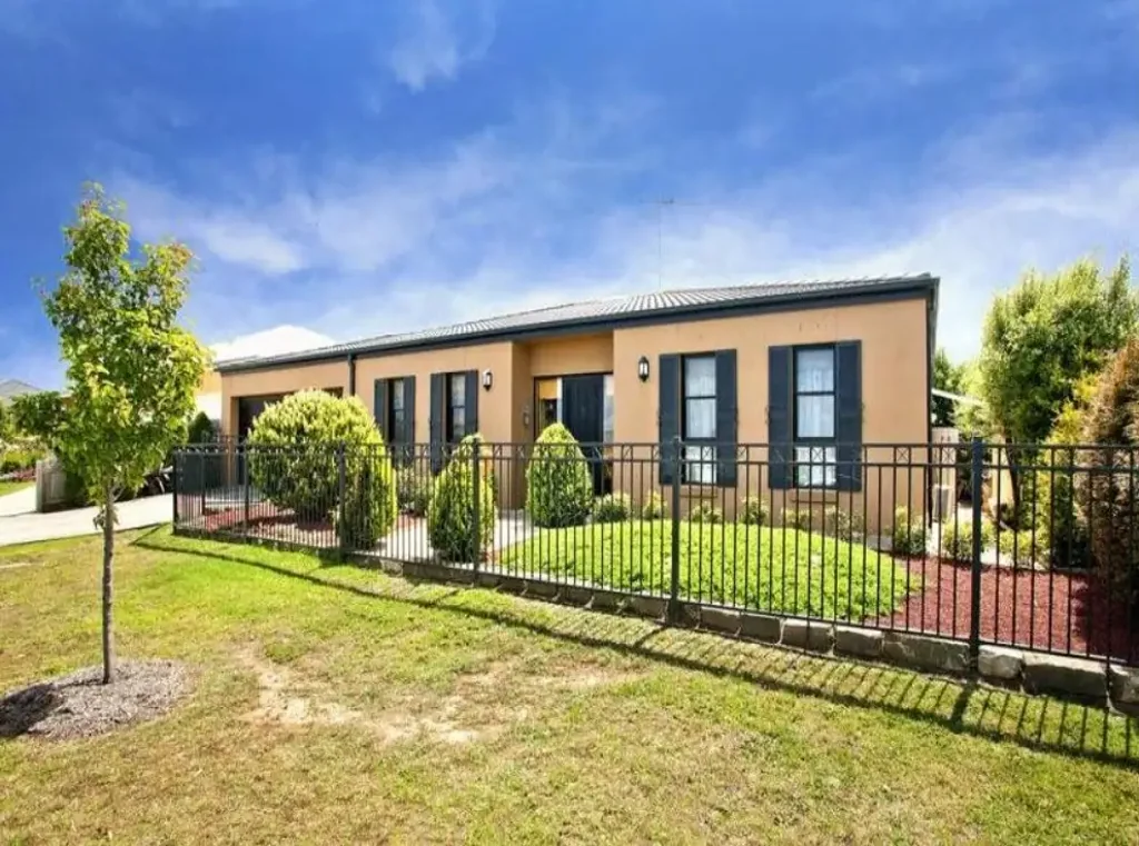 Spacious Six-Bedroom Rooming House