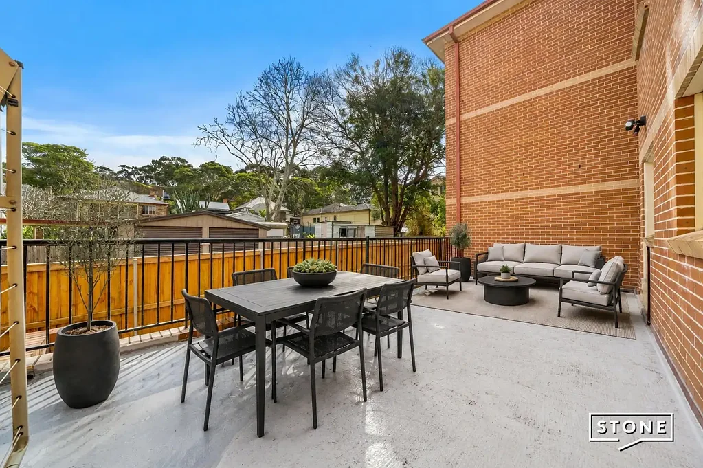 North Parramatta 3 Slaapkamer Exceptional Outdoor Living with Sun-Drenched Courtyards