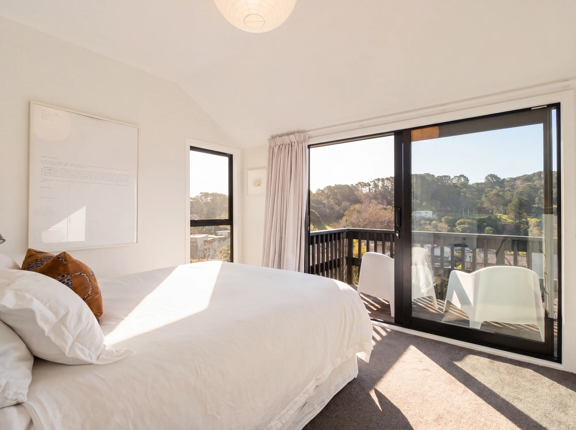 Hataitai 2房  SUN-DRENCHED CORNER TOWNHOUSE WITH GARAGE