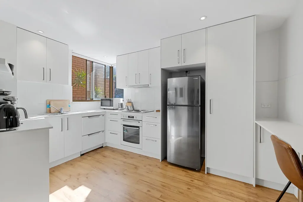 Modern Two-Bedroom Apartment With Lock Up Garage