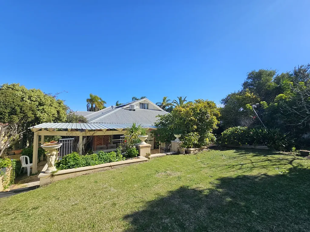 Quinns Rocks 5 Bedroom Large Family Home in a Quiet Culdesac