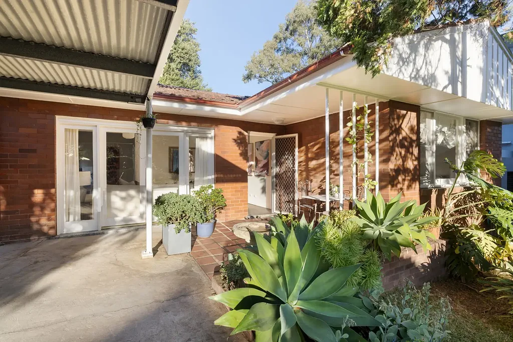 Hunters Hill 4Kwarto Freestanding single-level house on 462 sqm of land in convenient location.